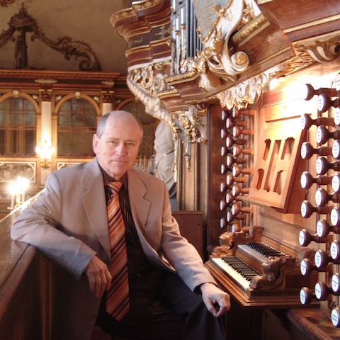 Dr. Friedrich an der Orgel Dr. Friedrich an der Orgel