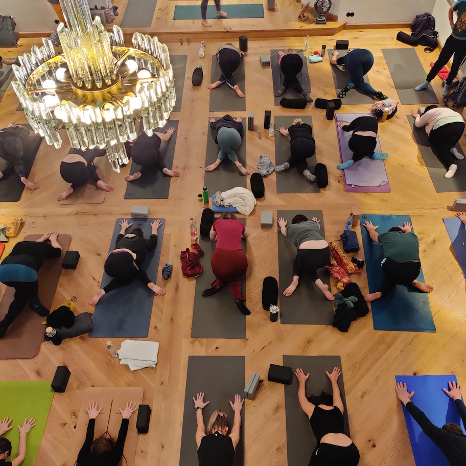 Yoga-in-der-Kirche-von-oben Yoga-in-der-Kirche-von-oben